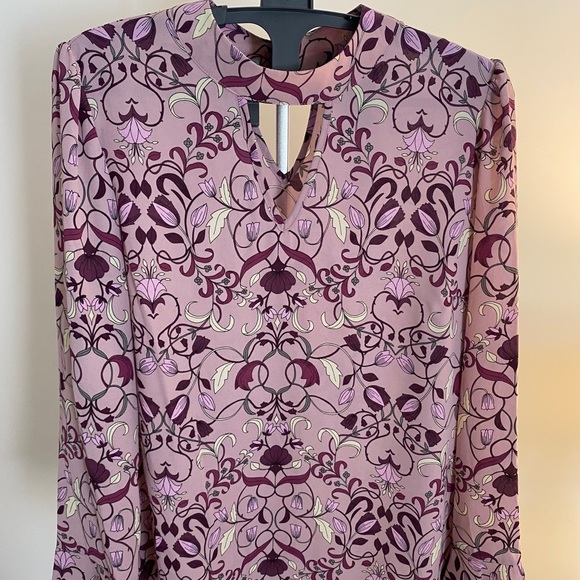 Purple flower 🌸 blouse 💜 - Picture 6 of 7